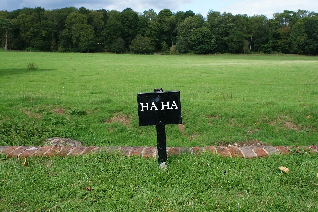 Канава для борьбы с животными, известная как ха-ха. Источник: flickr.com