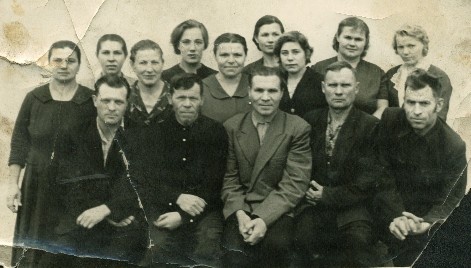    На фотографии Пётр Гаврилович второй слева в первом ряду