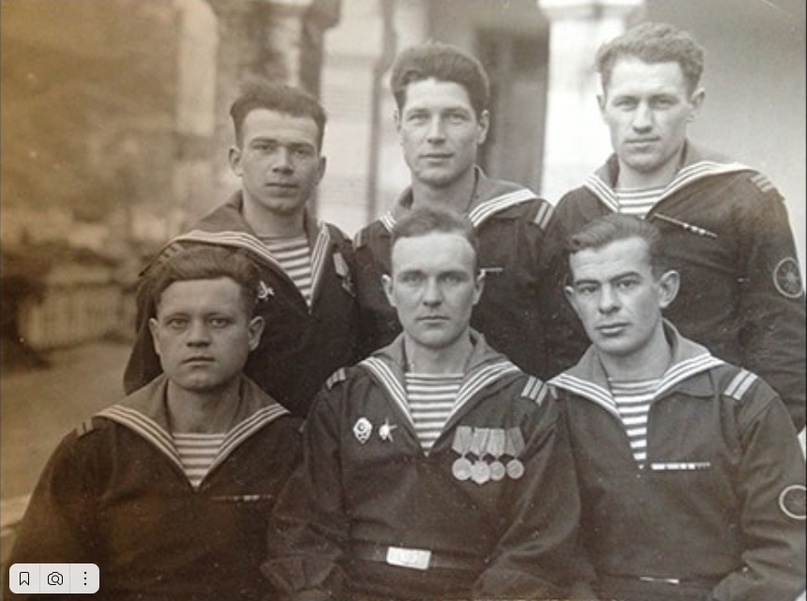 Экипаж ПЛ «М-119». Сенников внизу крайний справа.