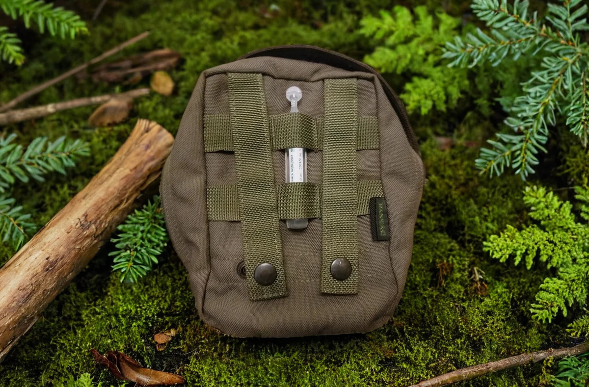 Я вот такой подсумок под аптечку приспособила. В нем воткнута удобная походная перекись.