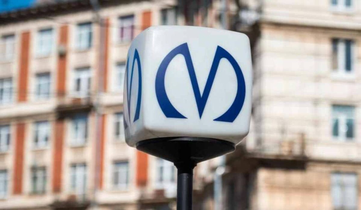     Знак метро в Питере. Источник: kp.ru Автор фото: Юлия Пыхалова