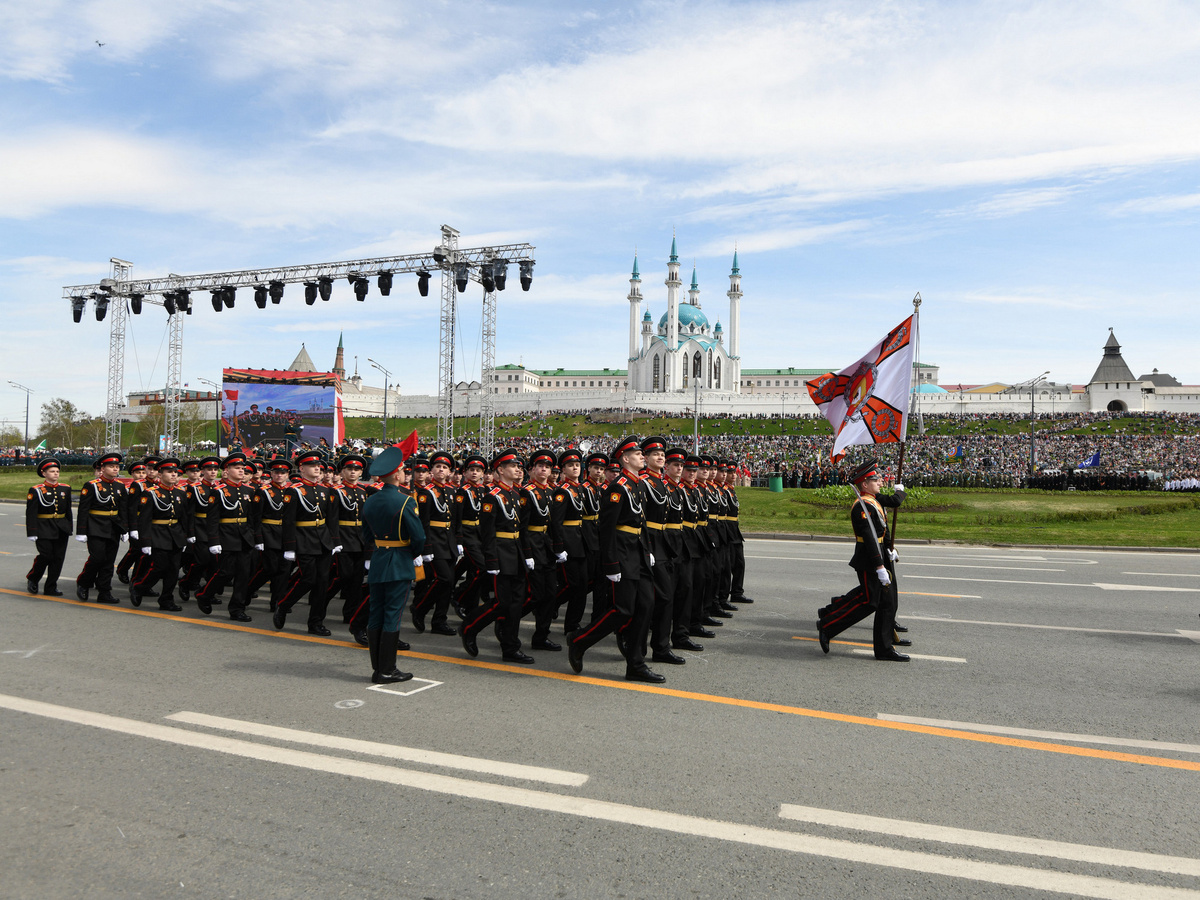 Фото: https://kzn.ru/meriya/ispolnitelnyy-komitet/upravlenie-po-organizatsii-ritualnykh-uslug/novosti/po-ploshchadi-tysyacheletiya-v-kazani-stroevym-shagom-proshli-bolee-2-tysyach-voennosluzhashchikh/