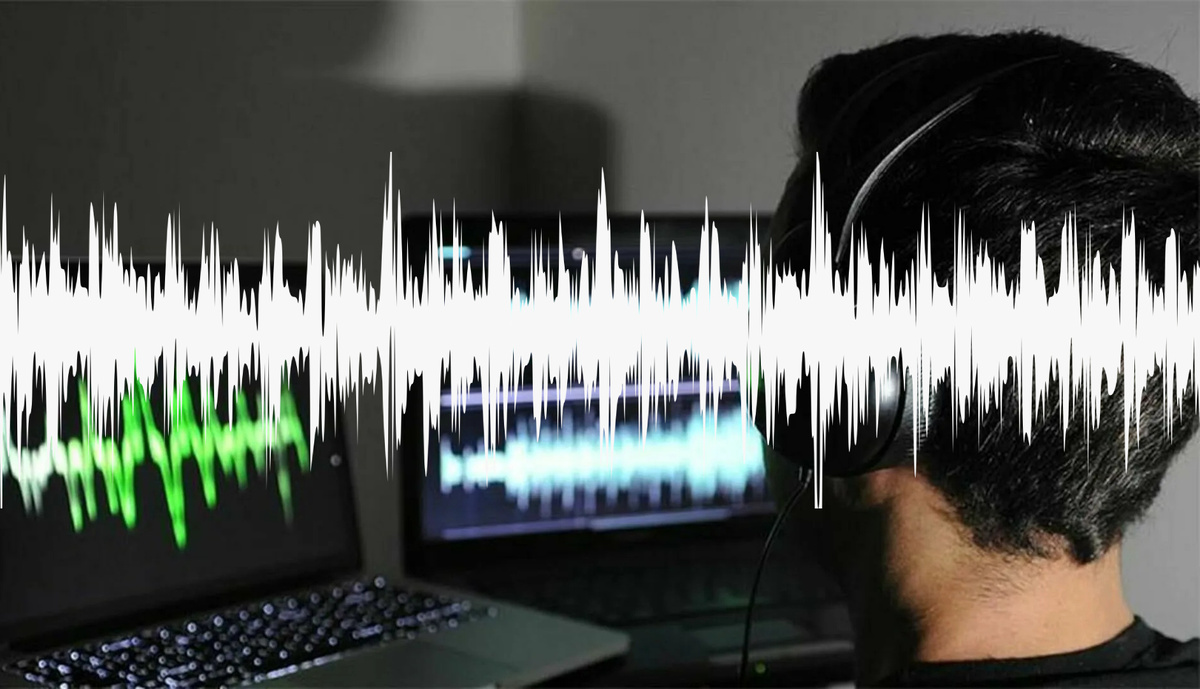 Прослушку на телефоне простых граждан чаще всего устраивают не секретные спецслужбы, а обычные мошенники. При помощи вредоносных программ злоумышленники отслеживают активность на мобильном устройстве, перехватывают звонки и другую информацию.

Столкнуться с этой схемой может любой, кто посещает сомнительные сайты или скачивает файлы из непроверенных источников. Расскажем о 5 главных признаков, которые прямо указывают на то, что ваш телефон могут прослушивать.

Резкая нехватка заряда батарея
Со временем аккумулятор телефона теряет емкость, а значит быстрее разряжается и меньше времени держит заряд. Но такое изменение происходит постепенно, а деградация батареи плавно растягивается как минимум на несколько лет. Если же еще неделю назад смартфон «жил» на одном заряде больше суток, а теперь разряжается за полдня – стоит задуматься.

Причиной быстрого разряда может быть вирус, устроивший слежку на мобильном устройстве. Иногда избавиться от него можно с помощью антивирусной программы, но чаще приходится сбрасывать телефон до заводских настроек или вовсе менять смартфон.

Отсутствие свободного места
На телефоне не хватает памяти, хотя вы регулярно удаляете ненужные файлы и приложения? Причина вновь может крыться во вредоносных программах. Для их работы требуется значительная часть свободного места телефона, где «зловред» может хранить полученные данные, записи звонков и другую информацию. При этом и сам вирус может занимать несколько гигабайт памяти, но в общем списке файлов или скачанных приложений, естественно, он указываться не будет.

Подозрительные шумы во время звонков
Только наиболее продвинутые способы прослушки остаются незаметными, а вот распространенные и более «дешевые» в использовании варианты чаще всего на такое не способны. Так, слежку можно определить по внезапно появившимся во время разговоров посторонним шумам. Нередко это не пресловутые щелчки, которые часто упоминаются в фильмах про слежку, а более «естественные» варианты. Их легко спутать с признаками 