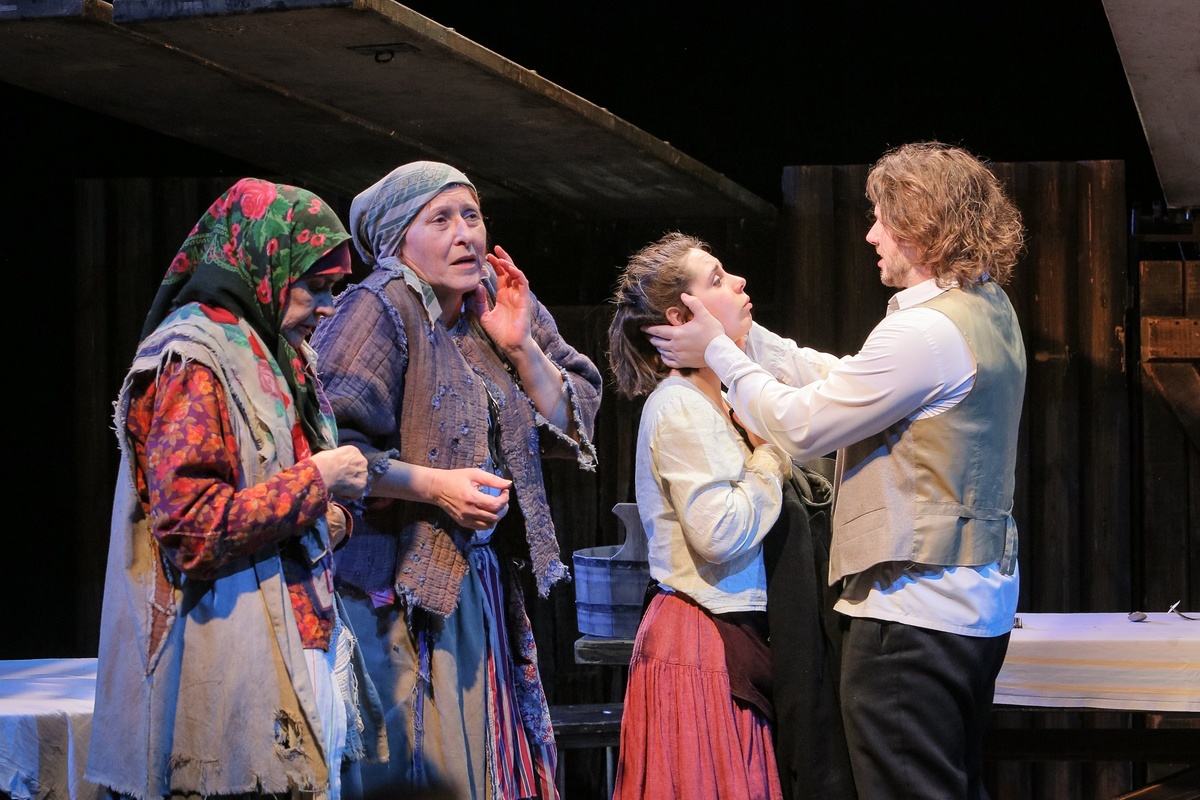 На спектакле "Гроза"