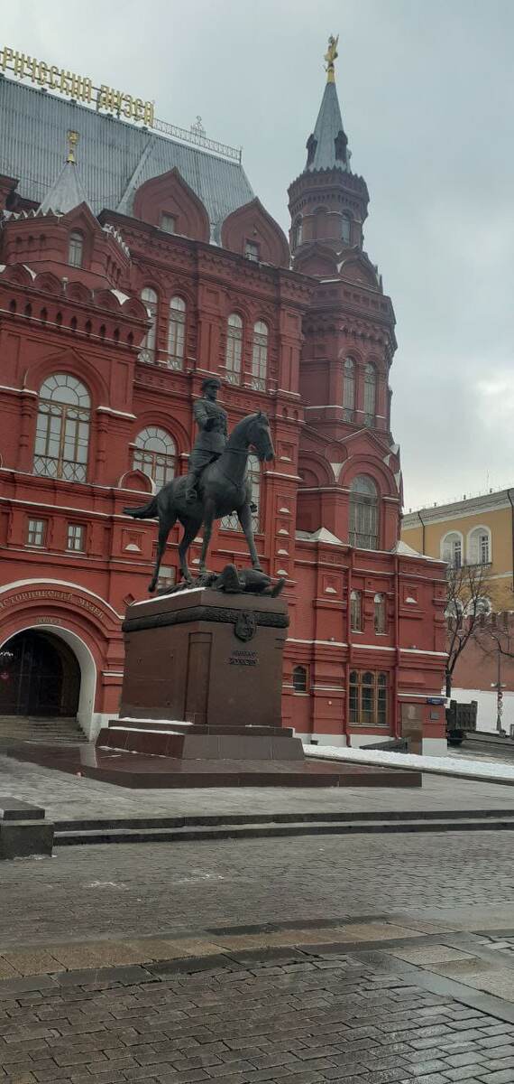 Памятник  Г.К. Жукову на Манежной площади. Фото автора. Март 2023 г.