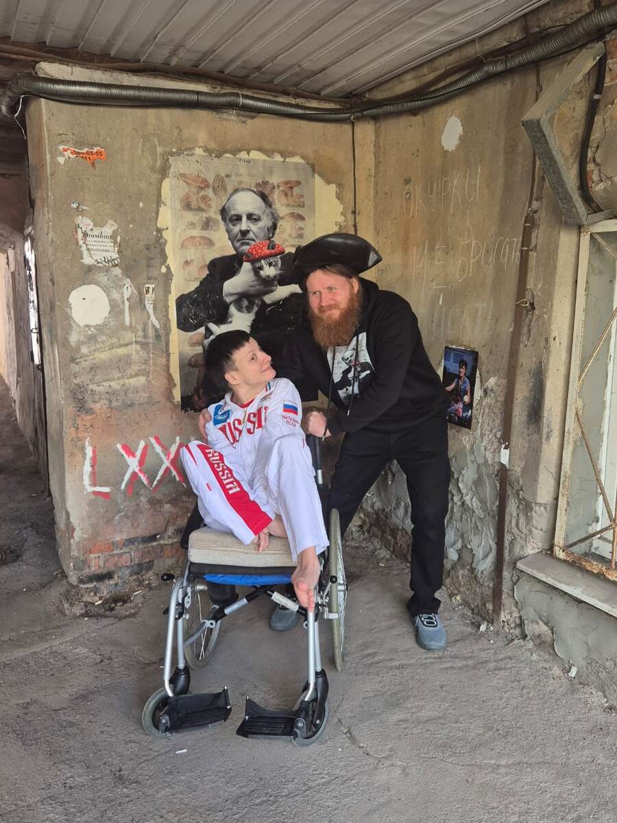 Олег Лукьянов и Екатерина Седова рядом с фресками Бродского и Шатунова