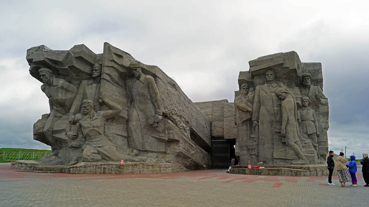 В 1982 году над входом в Аджимушкайские каменоломни возвели мемориал их защитникам  