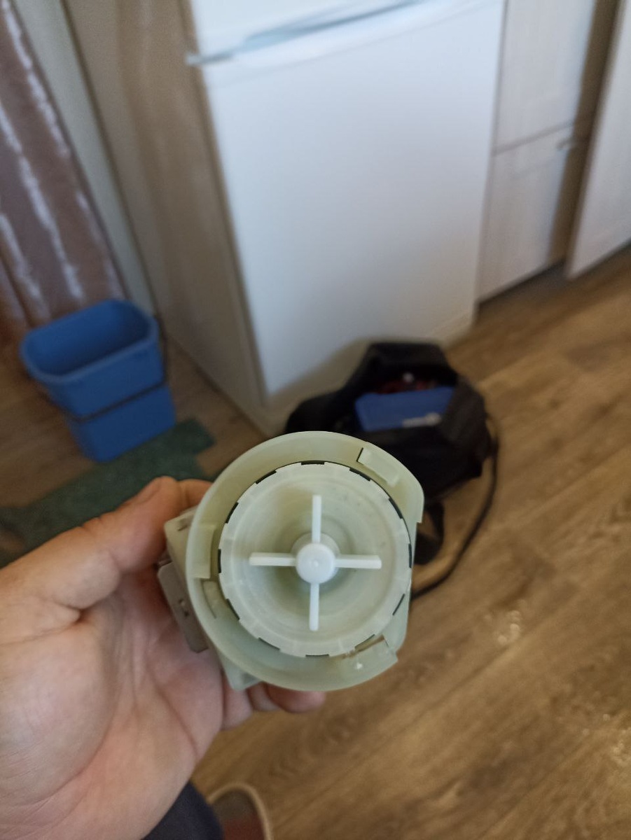 Причины по которым может не сливать посудомойка бош. Перебой в косе проводов, сливной насос, засор шланга, неисправна плата управления.