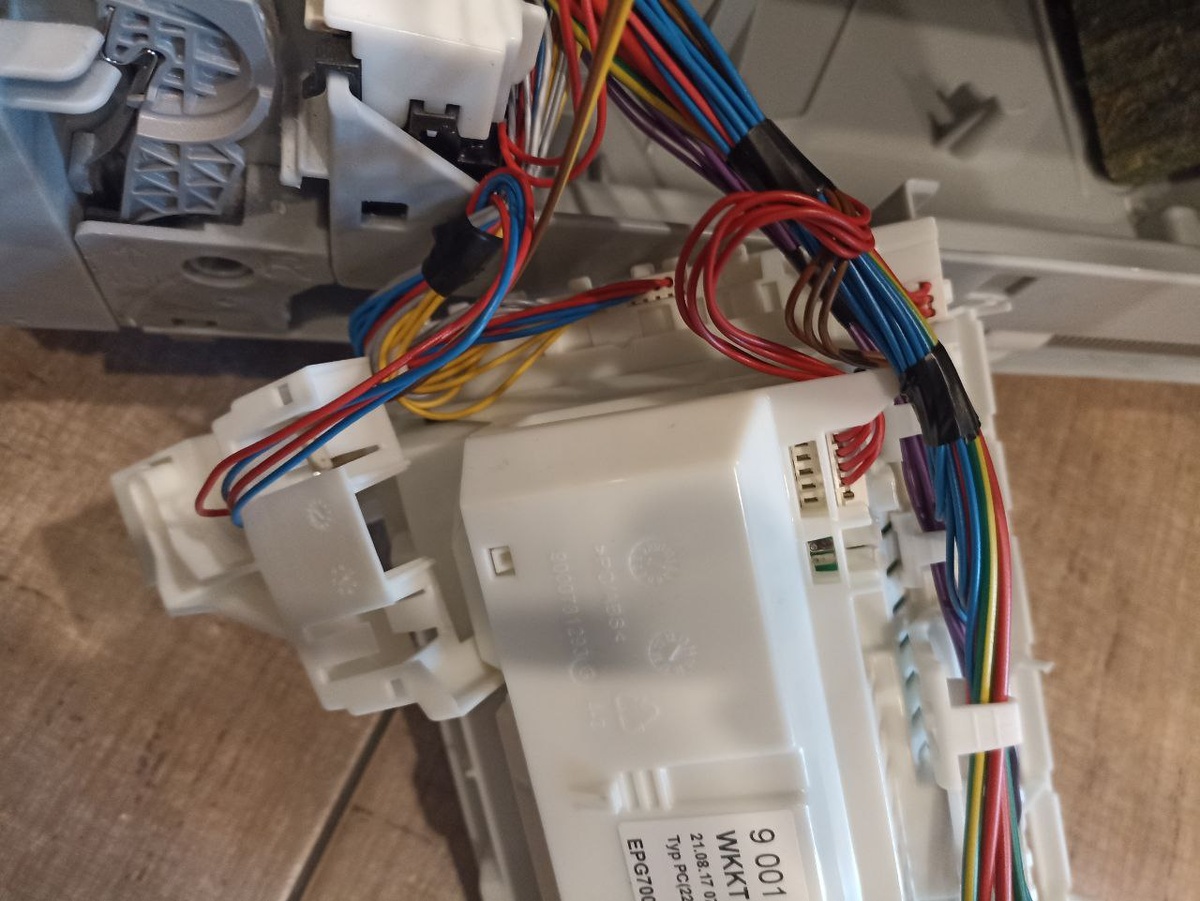 Неисправные блоки управления аосудомоечной машмны бош из за которых оне не сливает воду.