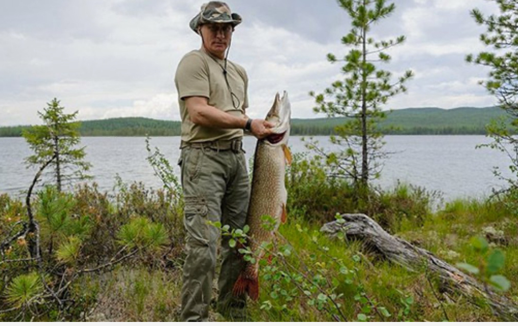 Вот это пример! Снимок из 2013 года рекламирует красоту России и рыбалку. После 30 лет рыбалку любишь особенно сильно.