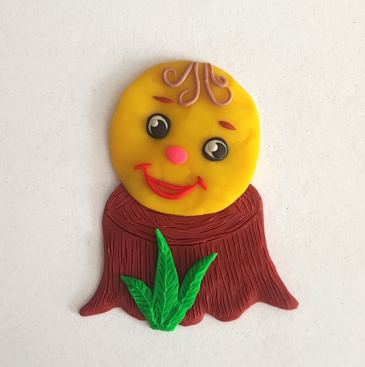 Готовый вариант аппликации из пластилина на картоне Колобок на пеньке на канале Лепим с Таней.