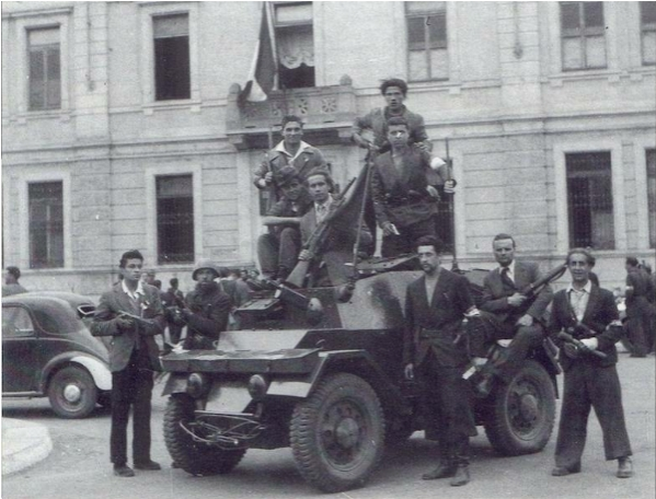 Итальянские партизаны на разведывательном бронеавтомобиле Lancia Lince на площади Сицилии в Милане после апрельского восстания 1945 г. Этот автомобиль был окрашен только антикоррозионной грунтовкой.