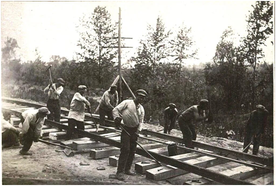 Заключенные БАМлага на строительстве железной дороги. 1930-е годы.