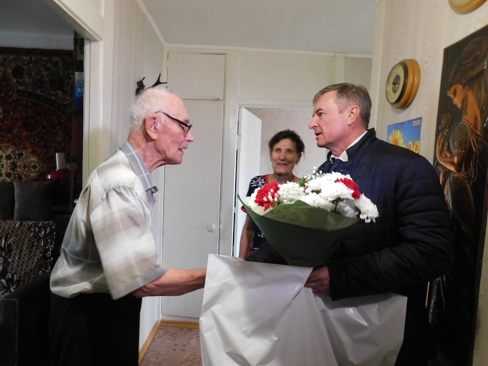    Глава Искитимского района Юрий Саблин поздравил Виктора Дыханова. Фото Анны Зубаревой