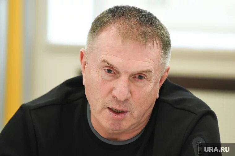 Василий Стародубцев объяснил, что позировал в шутку во время похода в музей. Фото: Владимир Жабриков © URA.RU