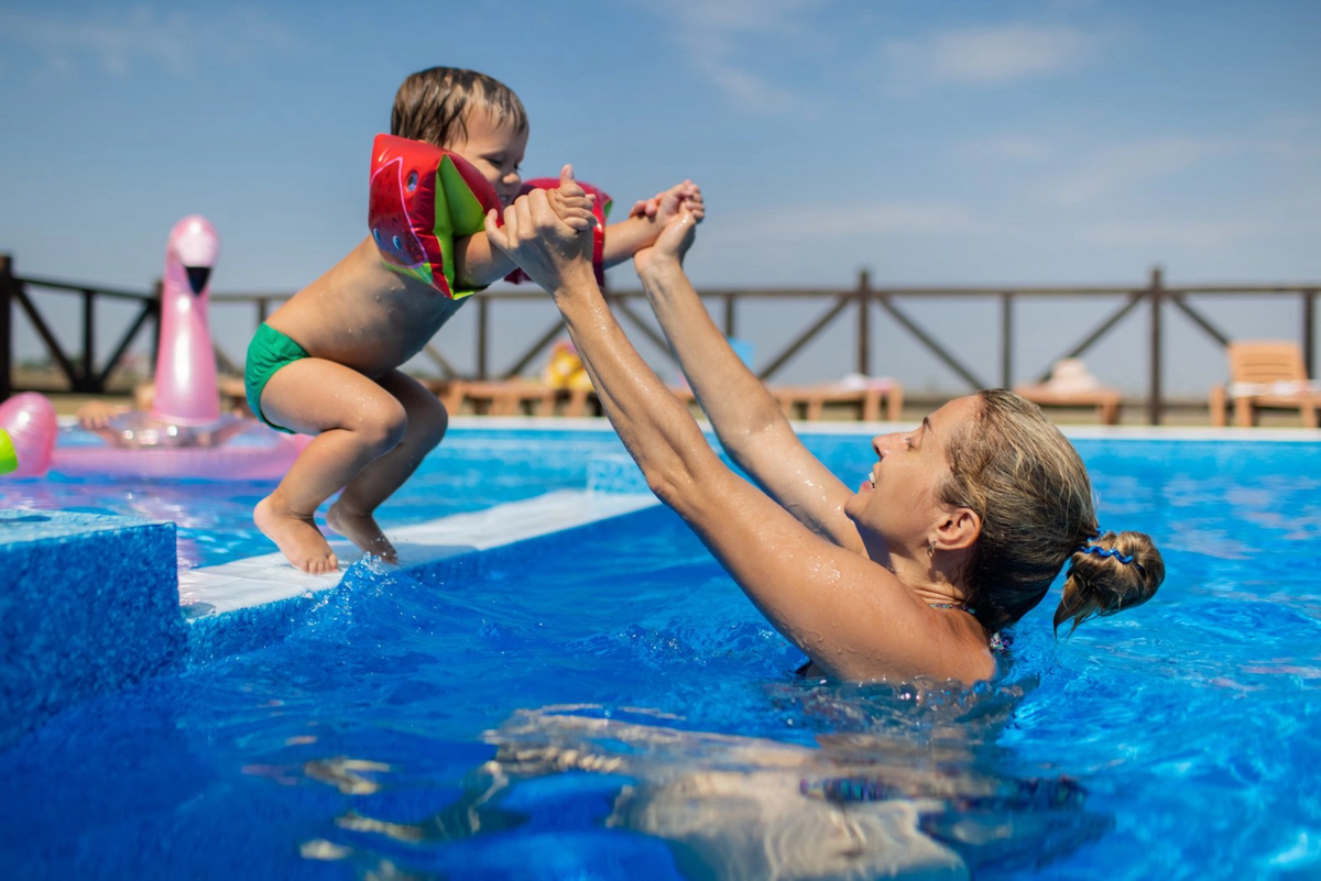 Аквапарк — место для отдыха всей семьей. Источник: Envato Elements
