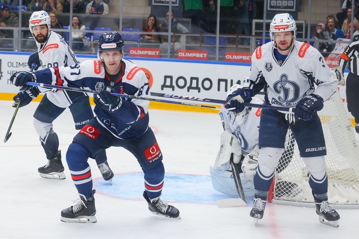    23.03 и 22.10 – время на площадке Романа Опалева в майских встречах. Рядом – бывший защитник «Торпедо» Кирилл Меляков