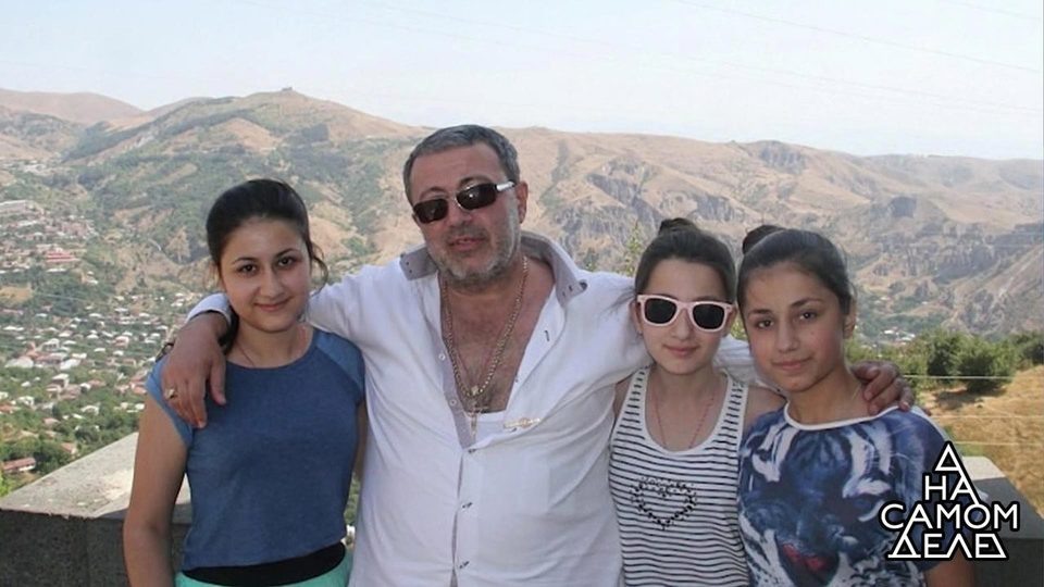 Сестры Хачатурян с отцом