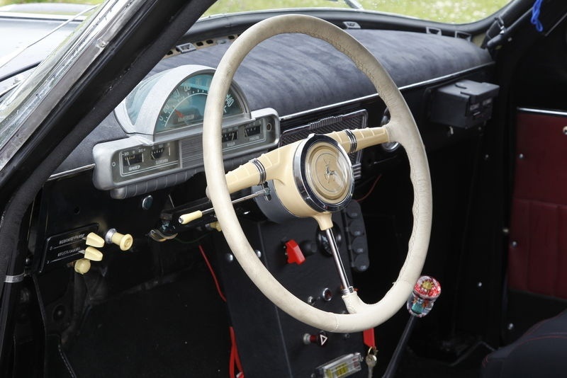 Кольцо звукового сигнала сняли: без него удобней быстро крутить баранку. Рычаг четырехступенчатой коробки — в полу.