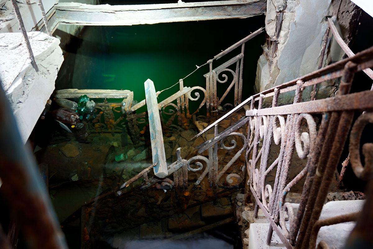 Спуск в помещения ниже уровня воды