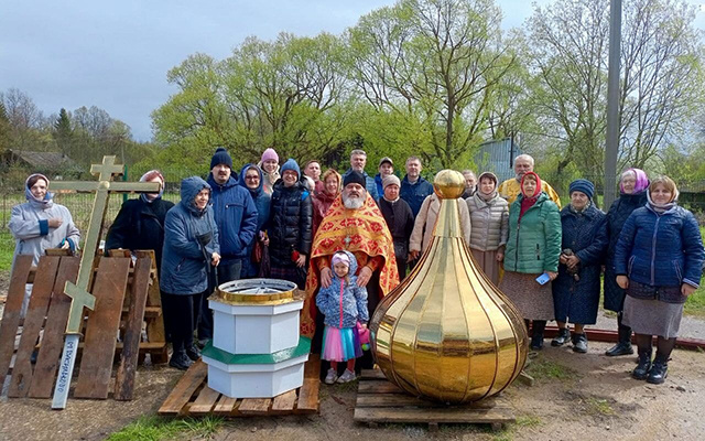 В тверской деревне Троице-Кочки на храме XIX века установлены купол и крест