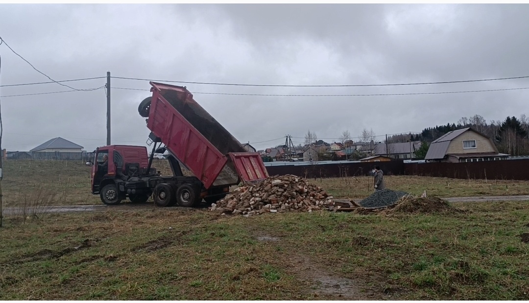 Рядом с кучей щебня появилась гора битого мусора 