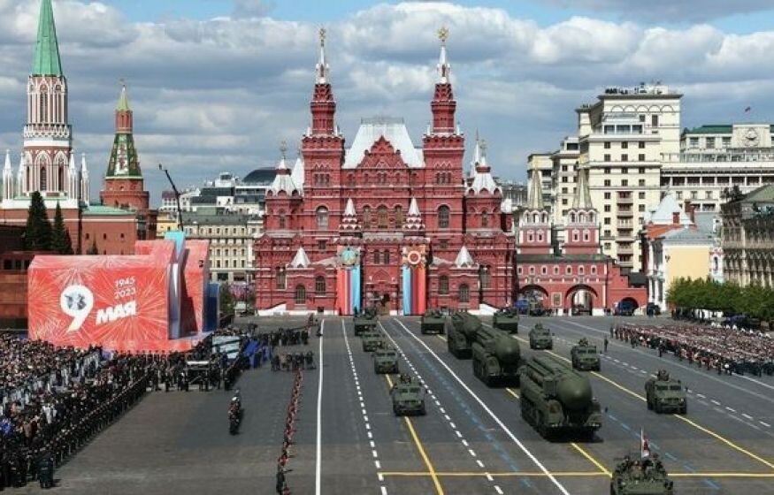    «Ударим по трибунам 9-го мая — все разбегутся. Начнётся хаос. В ПВО есть брешь»: украинские СМИ разгоняют бред