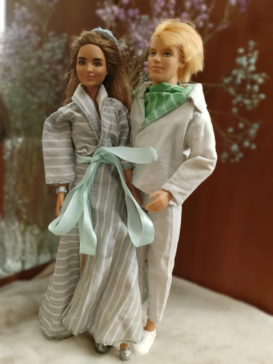 Сейчас же есть мода "я только что встала с постели", вот Эстер демонстрирует платье-халат. А у Пабло костюмчик в полоску, ему не хватает только капитанской кепки. 