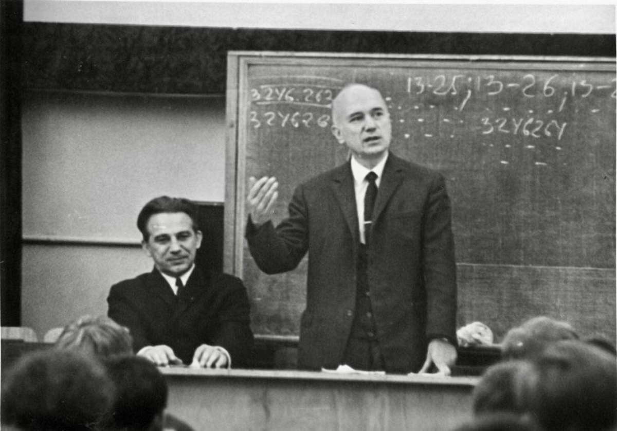 Борис Раушенбах (стоит)