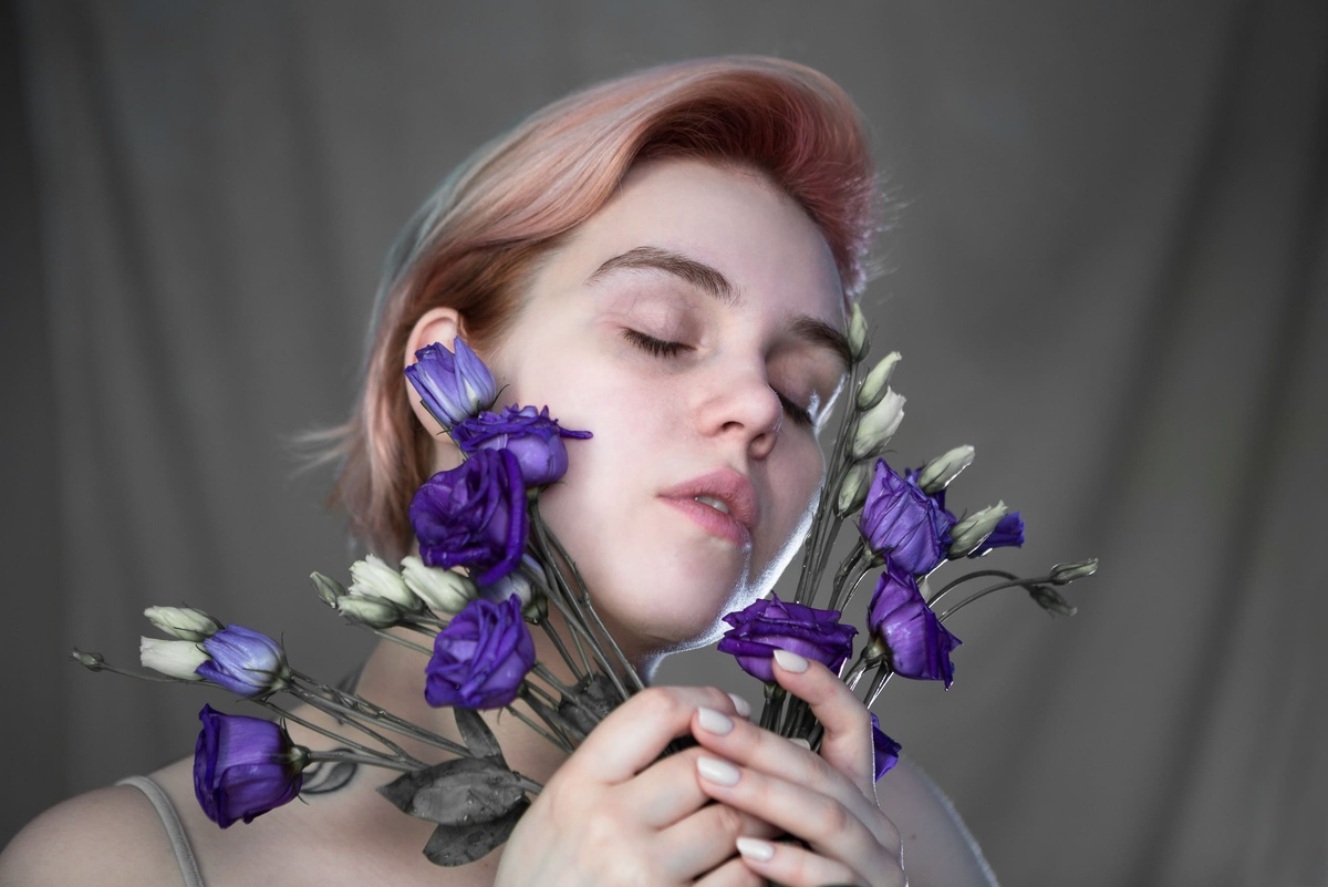    Добавляйте в кадр реквизит. С одной стороны, он может скрыть проблемные зоны, оттянуть взгляд на себя, с другой — модель отвлечётся, будет меньше стесняться камеры. Позировать станет проще / Фото: Елизавета Чечевица