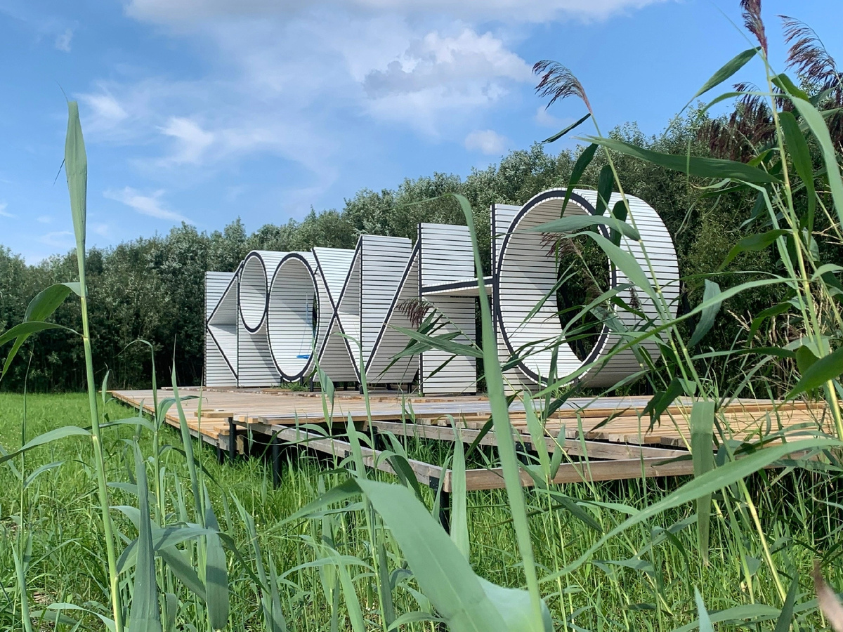 Арт-объект с названием затопленного села Крохино на берегу Шексны. Фото: Светлана Гришина. 2023 год