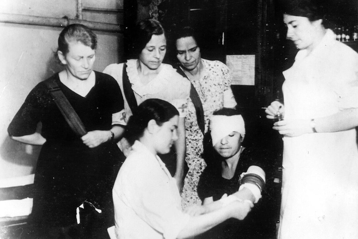 Пункт первой доврачебной помощи @Из коллекции Политехнического музея 