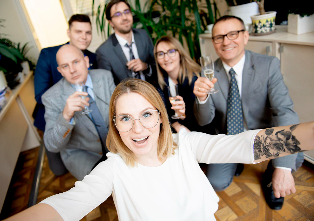 Источник фото https://ru.freepik.com/premium-photo/happy-business-people-team-with-champagne-glasses-taking-selfie-business-meeting_130420997.htm
