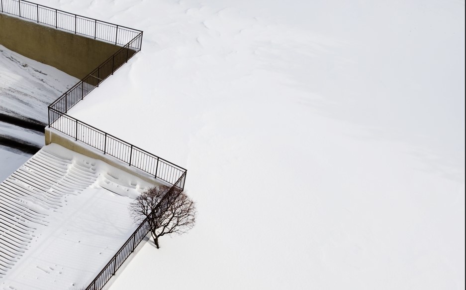 Для строительства в холодных регионах лучше всего подходят трёхслойные сэндвич-панели толщиной от 150 мм с утеплителем из пенополиуретана, пенополиизоцианурата или минеральной ваты, обладающие высокими теплоизоляционными и огнестойкими свойствами.

