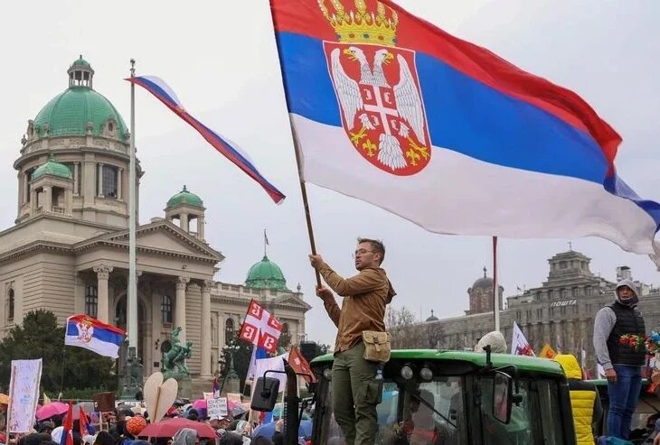 Паспорта получили спортсмены, художники и бизнесмены.