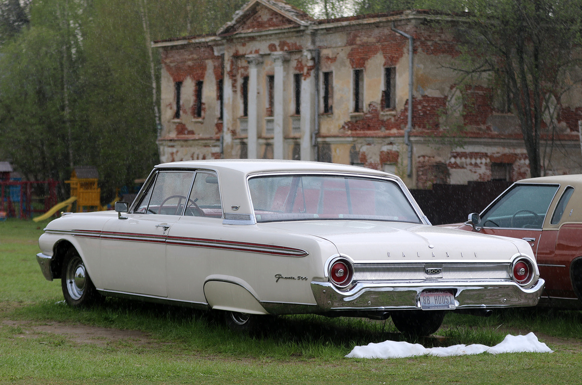 на территории усадьбы Гребнево еще лежал майский снег