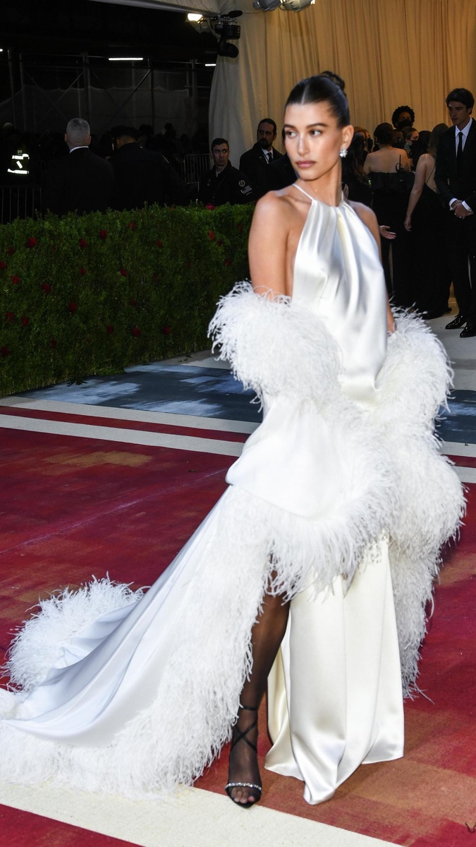 Хейли Бибер в платье Saint Laurent на Met Gala, 2022 год