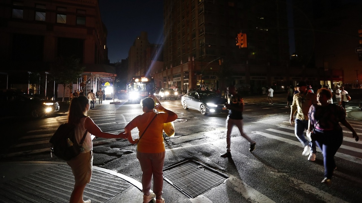 Манхэттен во тьме после аварийного отключения электроэнергии, в результате которого в более 70 000 клиентов электрической компании Con Edison остались без света. Нью-Йорк, 13.07.2019 г. Источник: сайт новостной онлайн-платформы ABC7 News (https://abc7ny.com/)