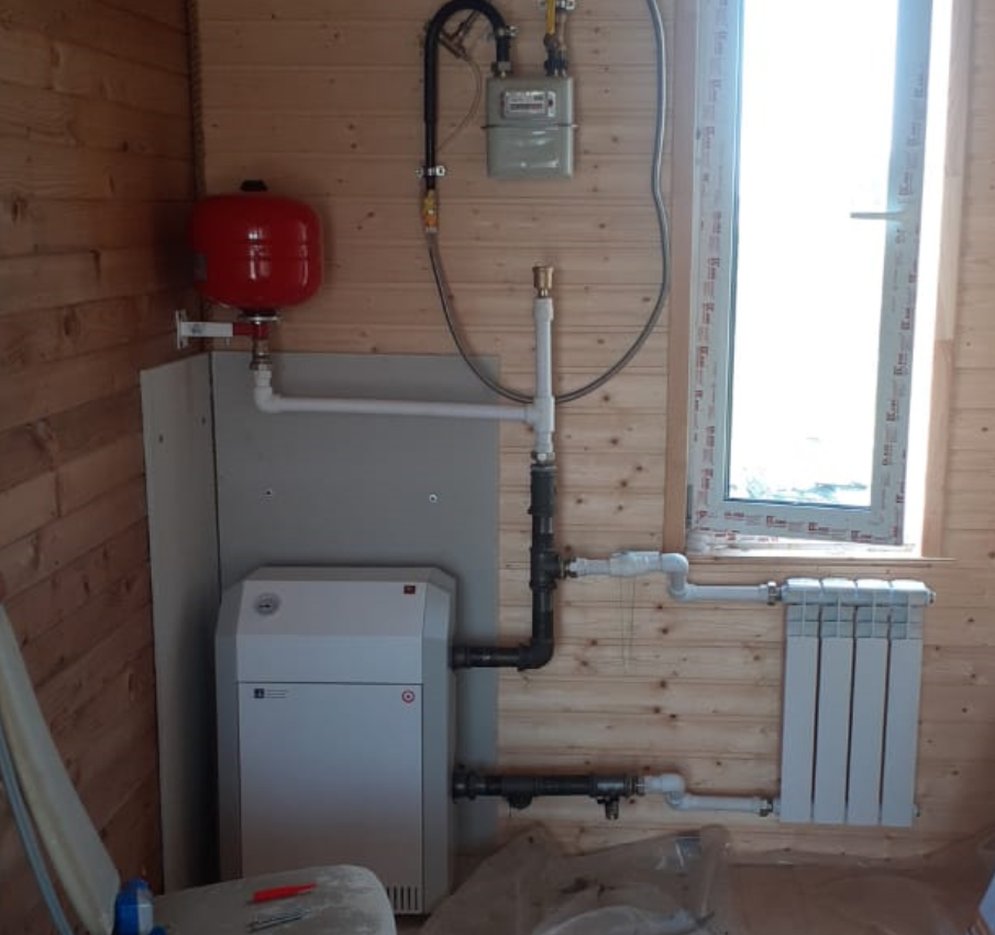 Котел Лемакс с гравитационной системой отопления, должен работать без электричества. Пока система не доделана, смонтирован только один радиатор. Как это будет пока не знаю, обвязку котла делал не я, и я ничего в гравитационных системах не понимаю. Я только газ сюда провожу.