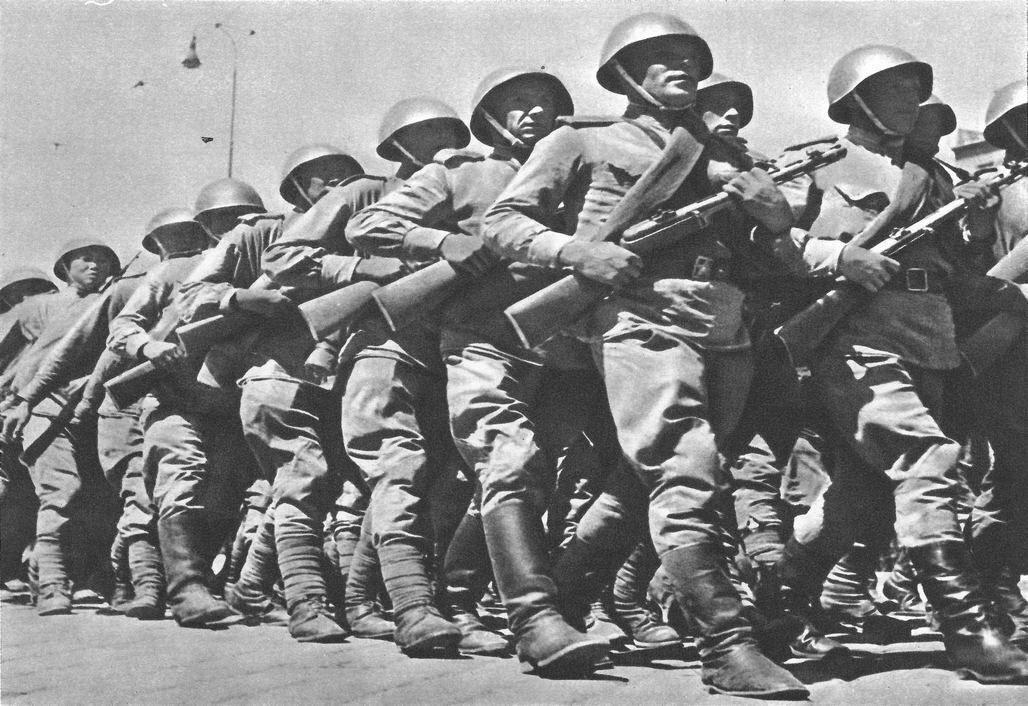 1945 год. Советские солдаты на параде в освобождённой Чехословакии. На их головах – стальные шлемы СШ-40
