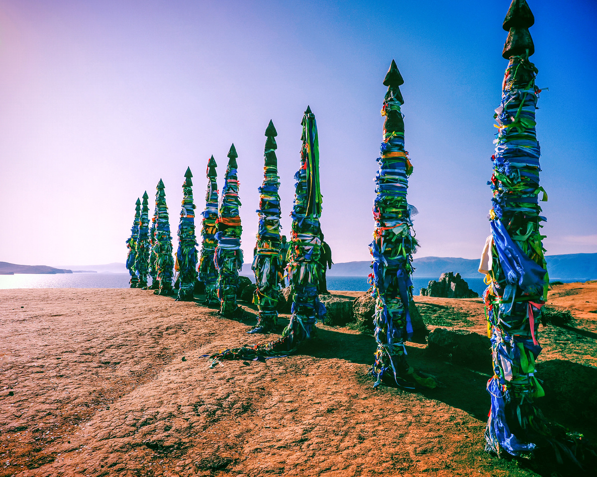 Ритуальные столбы сэргэ на мысе Бурхан у горы Шаманка. Ольхон. Фотограф Михаил Рябинин