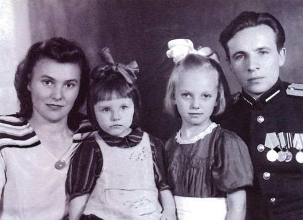    Нонна Терентьева (справа) с родителями и сестрой