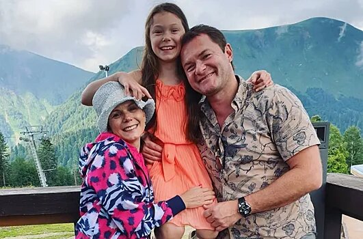    Мария Петрова и Алексей Тихонов с дочкой