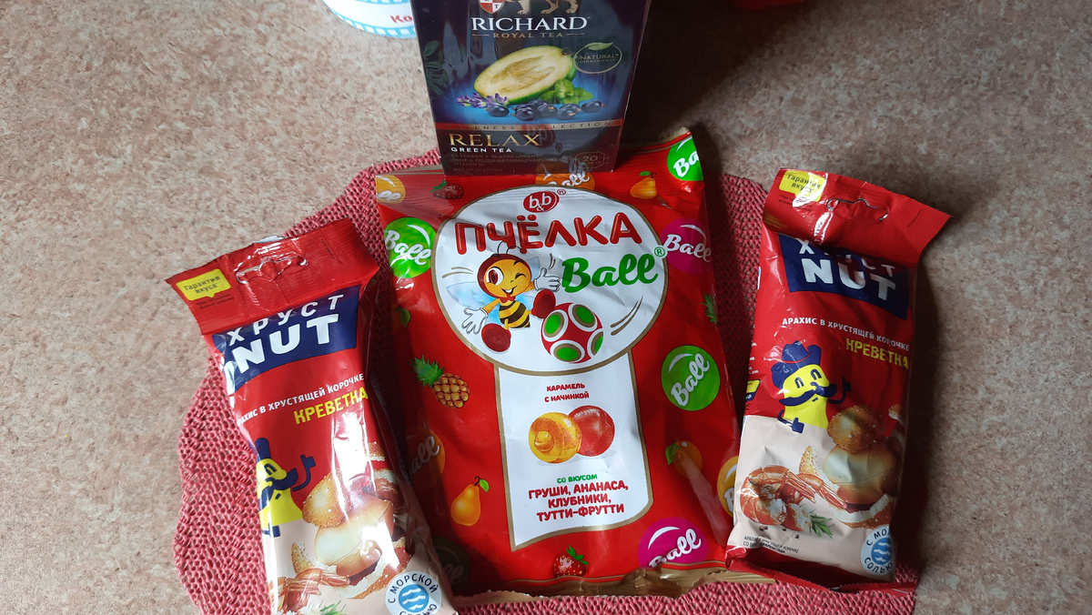 Что же я купила? Чай зеленый, в котором черная сморода, лаванда и еще три составных. Мы его уже попробовали. Аромат есть, а вот цвет совсем светлый , я так не люблю.