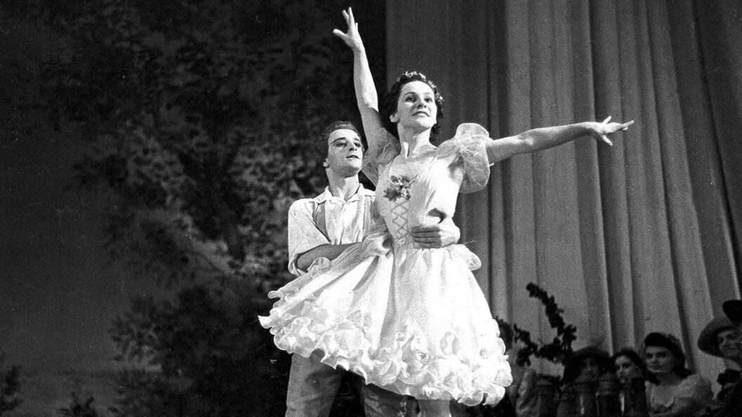    Заслуженная артистка РСФСР, лауреат Сталинской премии солистка Государственного академического Большого театра СССР Ольга Лепешинская в одном из спектаклей. Фото М. Трахмана. Июнь 1944 года. Главархив Москвы