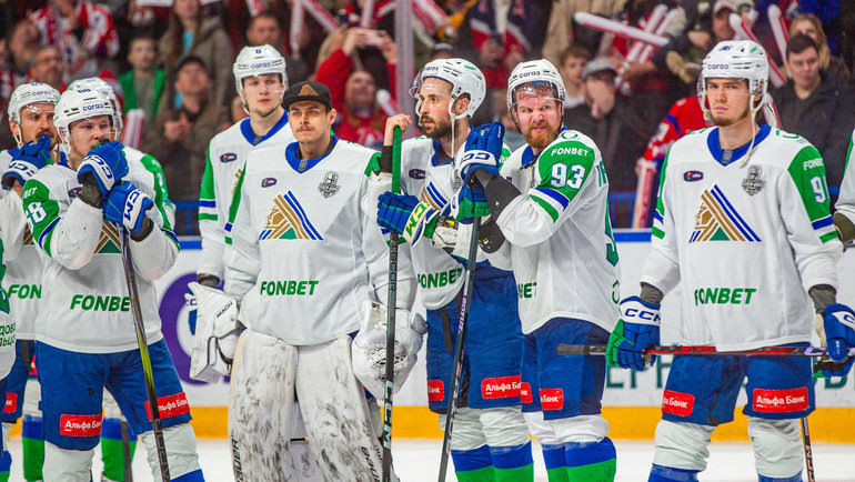    Игроки «Салавата Юлаева» после поражения в противостоянии с «Локомотивом».ХК «Салават Юлаев»