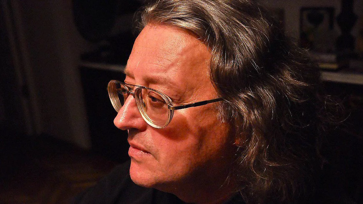 Александр Борисович Градский (при рождении Фра́дкин; 3 ноября 1949, Копейск, Челябинская область, СССР — 28 ноября 2021, Москва, Россия) — советский и российский певец, мультиинструменталист, автор песен, поэт, композитор; народный артист Российской Федерации, народный артист Приднестровской Молдавской Республики, лауреат Государственной премии Российской Федерации. Один из основоположников русского рока. В 1991 году основал московский музыкальный театр "Градский Холл" и до своей смерти являлся его первым художественным руководителем