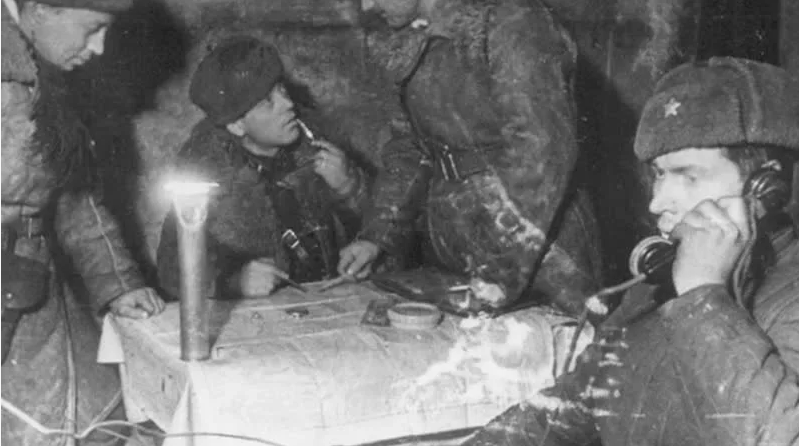 Советские офицеры обсуждают план действий в блиндаже. Источник Яндекс картинки