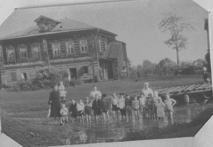 На фото слева дом, где родился и вырос Николай Григорьевич Коновалов