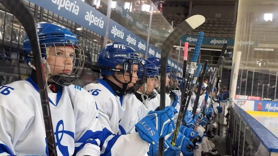     Грандиозный триумф: юные хоккеисты из России победили на турнире в Италии РЕН ТВ